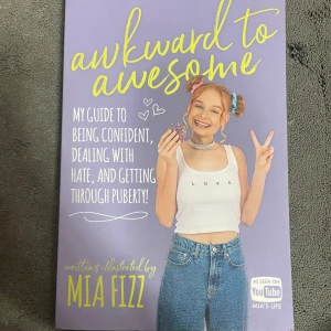 awkward to awesome - En peppande guide för unga om att bli självsäker, hantera hat och ta sig igenom puberteten. Full av bilder, recept, teckningar, frisyrtips och äkta berättelser från Mia Fizz, känd från YouTube. Perfekt för dig som vill känna dig mindre awkward och mer awesome!