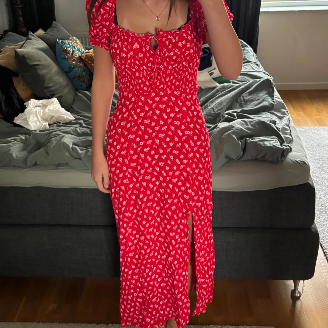 Röd blommig långklänning med slits