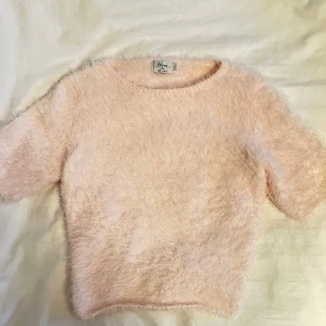 Ljusrosa fluffig topp - Supermjuk och söt topp från NA-KD. Öppen i ryggen. Storlek går att anpassa av snöret på baksidan av tröjan. ❤️Nytt skick
