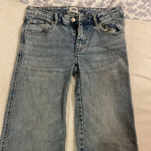 Ljusblå bootcut jeans från 157 - Ljusblå jeans från 157 med bootcut-ben och klassisk femficksdesign. 