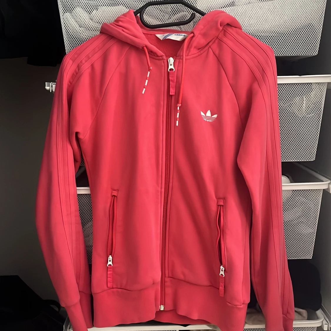 Rosa hoodie från Adidas med dragkedja