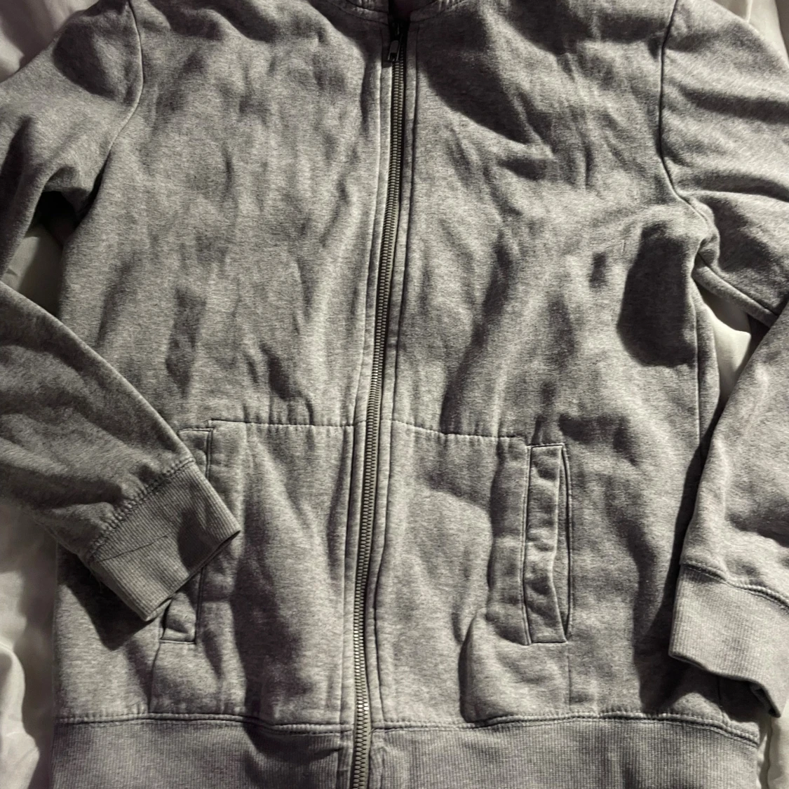 Grå zip hoodie från H&M BASIC