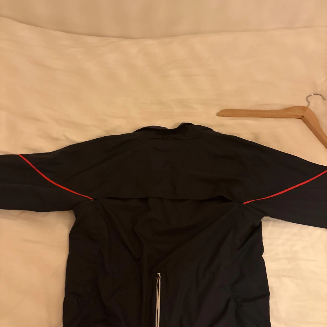 Svart vindjacka från Nike med röda detaljer - 1