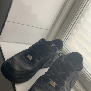 Svarta Nike Air Force 1 sneakers - Ja säljer mina svarta Nike air force som knappt är andvända nypris ligger runt 1200 så säljer mina för 525💞 storlek är 38,5 passar även 39💓