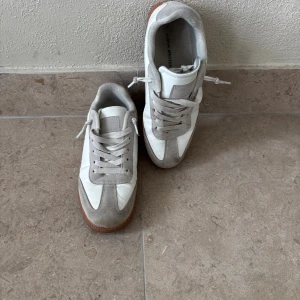 Masion margiela liknade skor - Maison marigella liknade skor från Carin Wester, jättebra skick och inget är sönder. Snygg snörning. Stl 38. Nypris 600kr