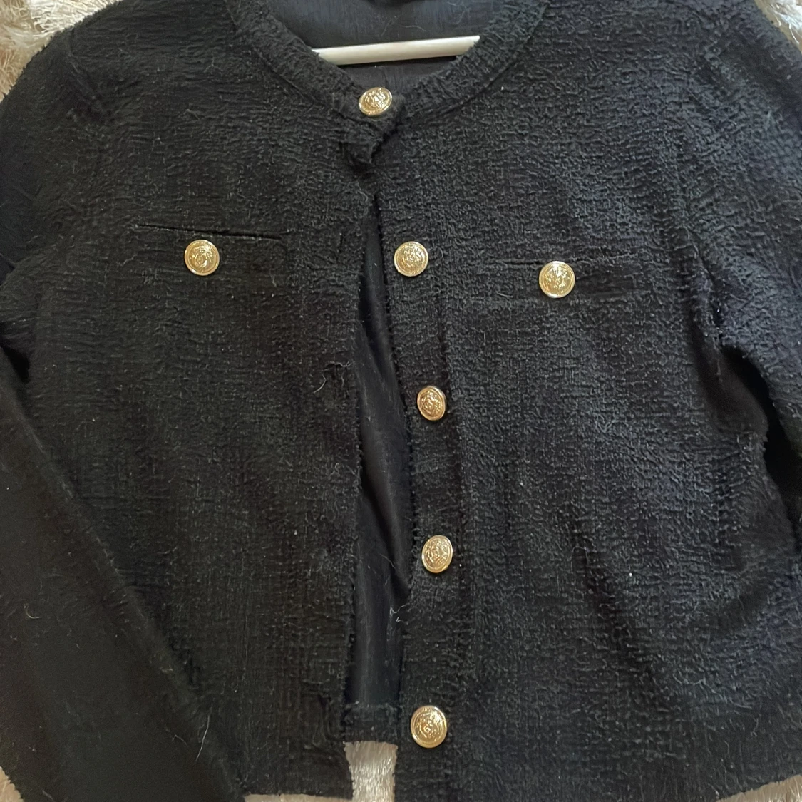 Svart kofta med guldknappar - 1