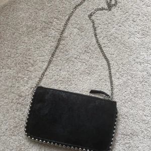 Zara väska - Snygg svart axelväska från Zara endast använd en gång 💕