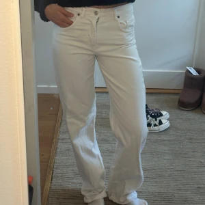 Vita jeans - Snygga raka vita jeans från Zara. Använda fåtal gånger, säljer då de är för små! Passar strl xs/34