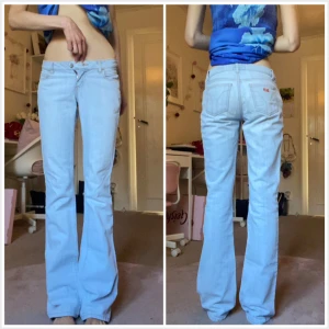 Lågmidjade Bootcut jeans - Snygga vintage ljusblå jeans från det italienska märket Miss Sixty med extra låg midja och utsvängda ben. Klassisk femficksmodell i jeanstyg, perfekt för dig som gillar 00-talsvibbar😻Snygga detaljer med kontrastsömmar och logga på bakfickan! Älskar dessa jeans men tyvärr är dom för små för mig nu🥲Storlek 24, vilket är som en XXS/32. Använda några gånger och har inga defekter!🙌🏻Midja ca 33cm, innerben 83cm, grenhöjd 18cm💕Billigare på min vinted: 4annie1. Hör av dig vid frågor eller bud❤️