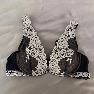 Intimissimi bh - Mörk blå intimissimi bh i modell elena.