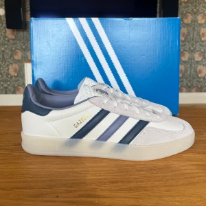 Adidas gazelle indoor - Ett par gazell skor i storlek 42 eu. Nytt skick och en riktigt trendig modell. Passar perfekt till hösten. Tveka inte på att höra av dig!