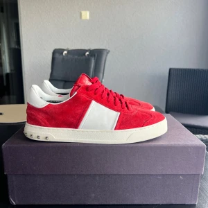Valentino Flycrew - Valentino Flycrews Röda. Storlek 40 1/2. Dunder skick då jag använt dom någon enstaka gång och tagit hand om dom. Alla nitar kvar vilket är ett bra tecken! Låda tillkommer! 