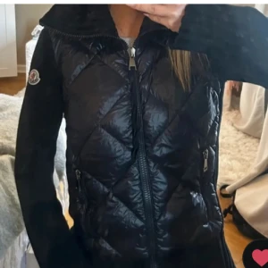 SÖKER! Svart pufferjacka från Moncler - SÖKER! Skriv om ni har denna 