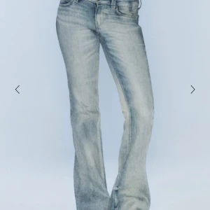 Ljusblå bootcut jeans med slitningar - SÖKER,SÄLJER EJ. Söker dessa jeans från weekday. Ljusblå! Max 400kr