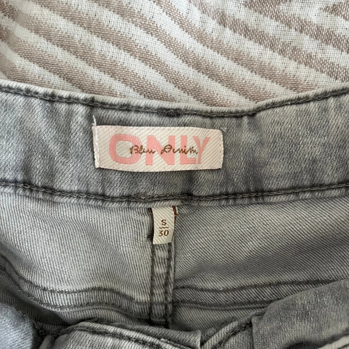 Grå jeans från ONLY, flared ben - 2