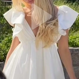 SÖKER - Söker denna otroligt fina klännign från Chiquelle, då jag vill ha den på min student! Strl S-M! 🥰