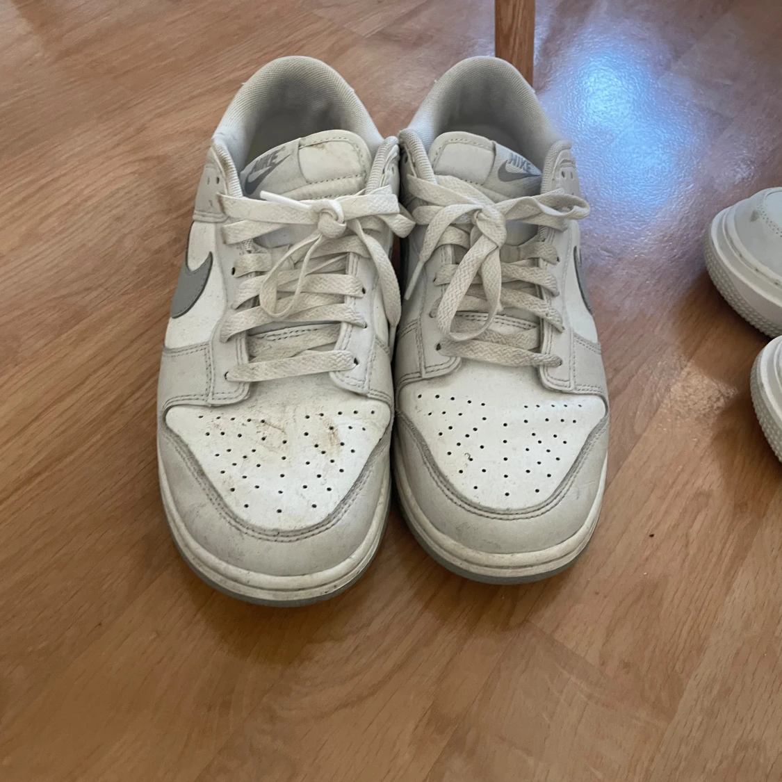 Nike Dunk Low vita och grå sneakers - 2