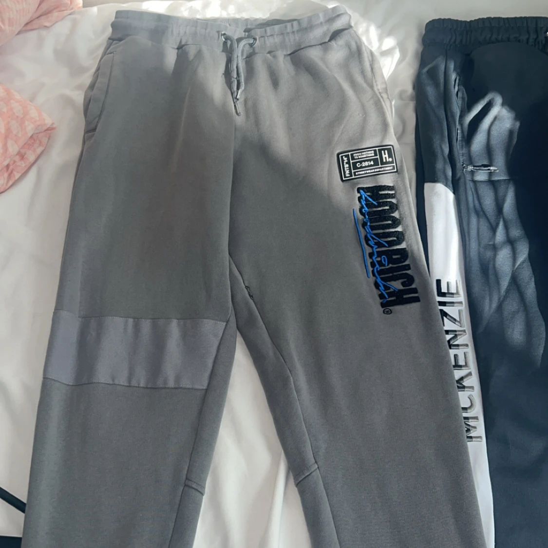 Grå Hoodrich mjukisbyxor med tryck - 1