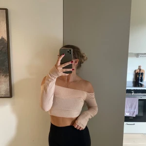 Off shoulder topp - Superfin festtopp/tröja med vida ärmar från Hanna Schönberg x NA-KD kollektion. Strl 36 men passar även 34. Fint skick, endast använd fåtal gånge