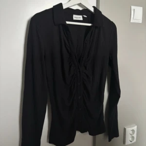 Svart blus med knappar  - Jätte fin svart blus med knappar och unika ”veck” i tyget😊