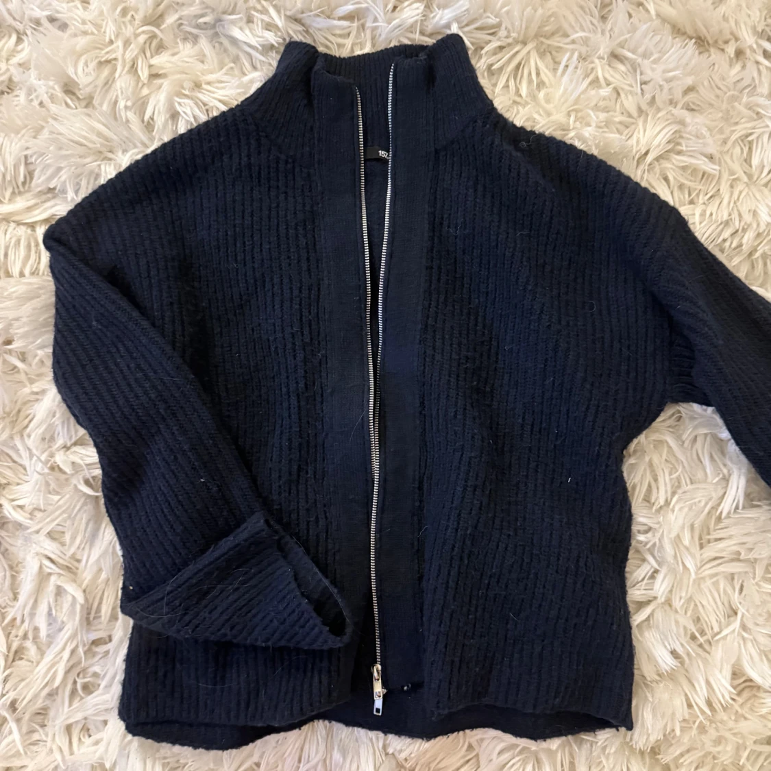 Mörkblå stickad kofta med dragkedja