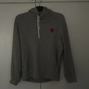 Comme des Garçons hoodie - Hejsan. Säljer nu min superfina comme des garcon hoodie då jag inte använder den. Den är i superfint skick utan fläckar eller hål. Den är i storlek M men passar S