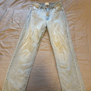 Abrand ljusblå high straight jeans - Säljer ett par ljusblå Abrand A94 High Straight jeans med raka ben. Jeansen har hög midja.
