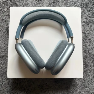 AirPods Max - Apple AirPods Max i blått, trådlösa over-ear hörlurar med aktiv brusreducering. Levereras med original Smart Case. Mycket fint skick, inga synliga repor eller skador. Perfekt för musik, film och samtal med hög ljudkvalitet och komfort. Pris pga…