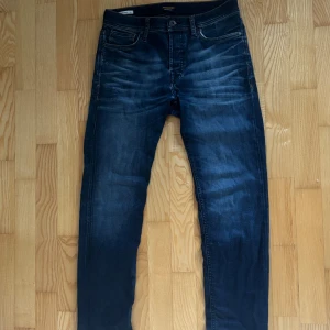 Jack&Jones Slim Straight/Tim jeans - Mörkblå jeans från Jack & Jones, modell Slim Straight/Tim med snygga kontrastsömmar. Storlek: 30/30 - Skicket på jeansen är väldigt bra utan några defekter alls - Pris: 299 - Nypris: 799 - Skriv vid funderingar!