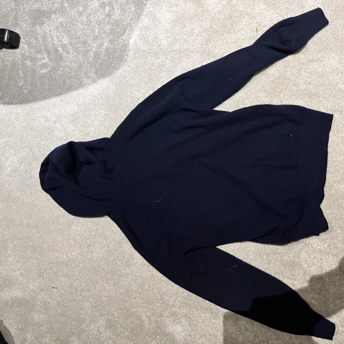 Mörkblå kashmir hoodie från Sayless - 1