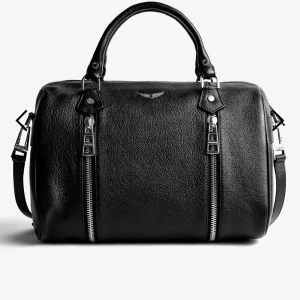 Zadig Voltaire väska  - Zadig Voltaire väska: Sunny Medium bag, köpt ca tre år sedan. Använd en del men fortfarande i väldigt bra skick. Nypris är runt 5000kr 🖤Hör av dig med frågor! (Möts helst men kan absolut posta om du befinner dig utanför Stockholm)