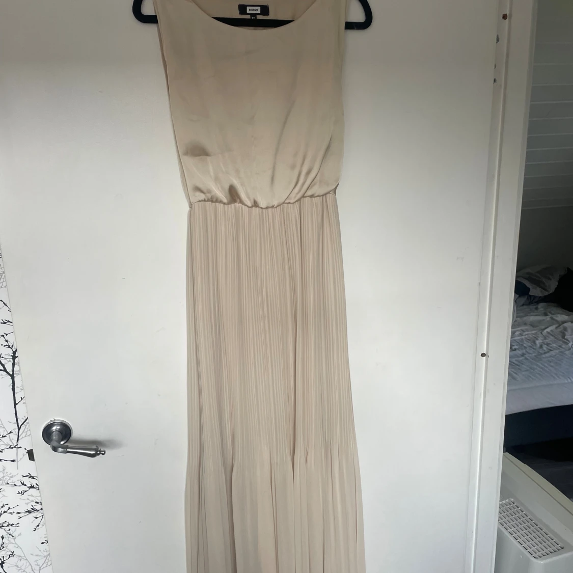 Champagnefärgad långklänning från Bik Bok - 1