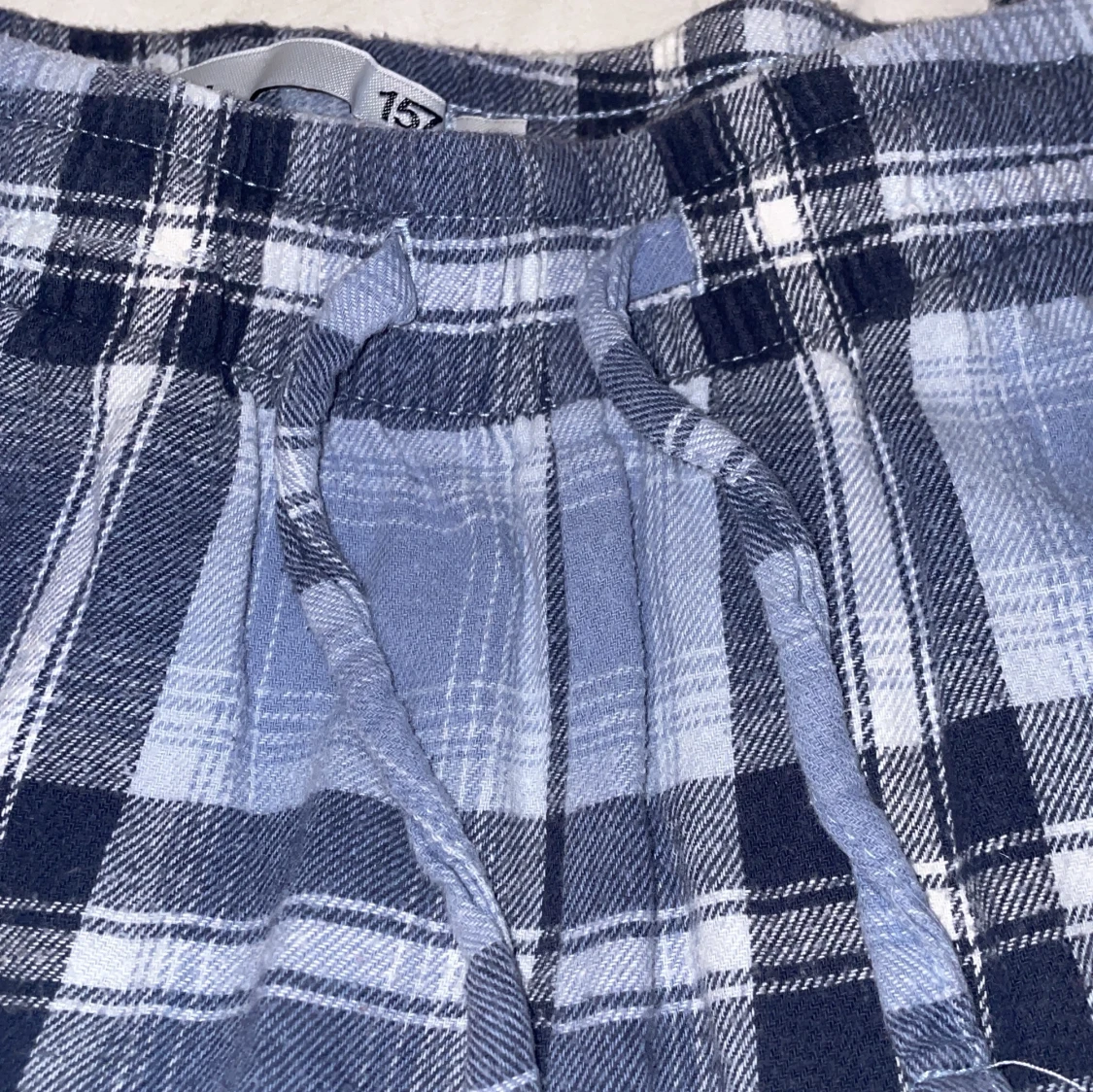 Blårutiga pyjamasbyxor med dragsko - 1