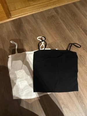 🤍 2-pack linnen – XS (H&M) 🖤 - Säljer två linnen från H&M i storlek XS, ett svart och ett vitt. Perfekta baslinnen som passar till allt. I bra skick, dock är det svarta linnet något solblekt (syns lite men påverkar inte användningen).  • Antal: 2 st • Storlek: XS • Märke: H&M • Färger: Svart & vitt • Skick: Bra (notera lätt solblekning på det svarta)  Pris satt därefter ✨
