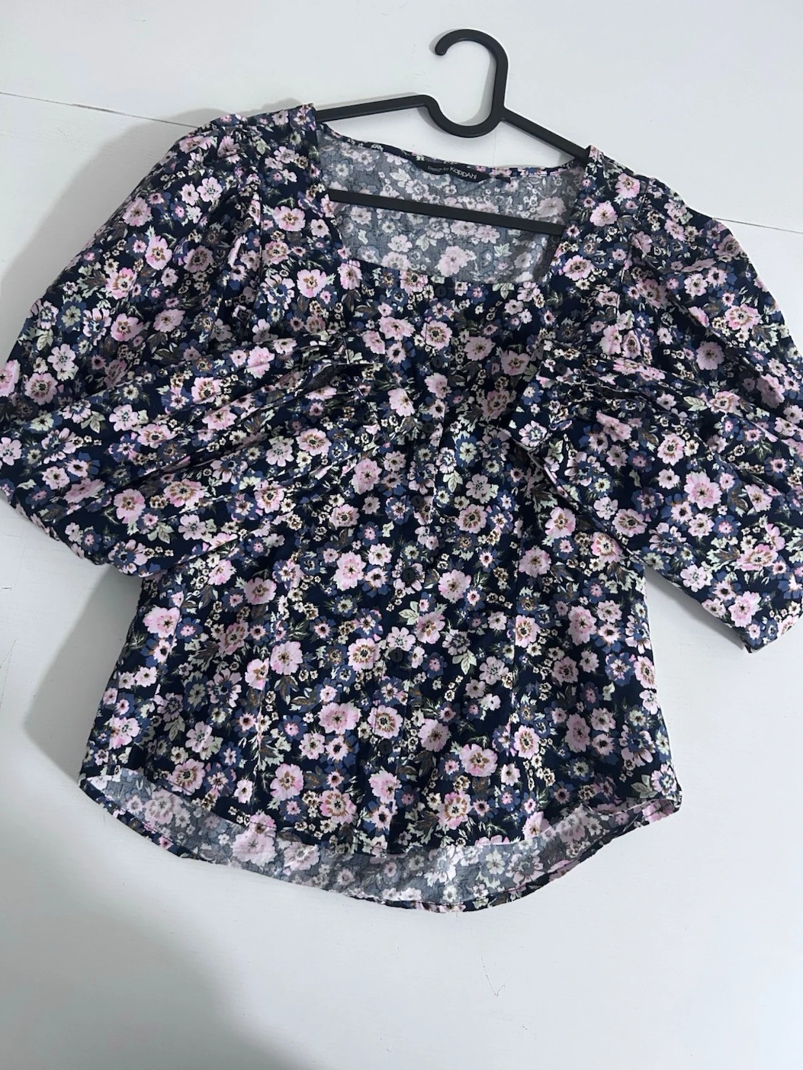 Blommig långärmad blus med puffärm