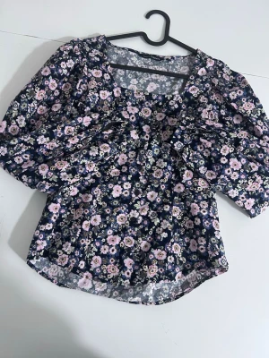 Blommig långärmad blus med puffärm - Blommig blus