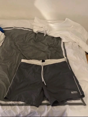 Mörkgrå badbyxor från BOSS - Boss badbyxor i ett bra skick! Storlek M