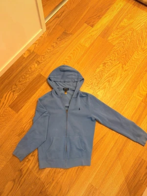 Polo kofta ljusblå - Skit snygg ljusblå polo kofta!