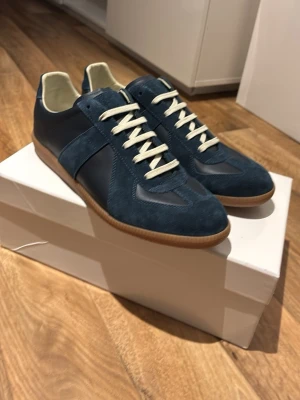 Maison Margiela Gats - Snygga mörkblå sneakers från Maison Margiela . Säljs eftersom att dom var för små. Skick 10/10. Hör av er om ni har några frågor