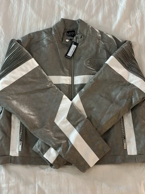 Silver skinnjacka från boohooMAN - Snygg silver/gråfärgad skinnjacka med vita detaljer. Väldigt oversized som är köpt i XS men kom aldrig till användning🩶