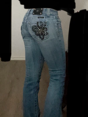 Ljusblå bootcut miss me jeans (FRI FRAKT TILL 8/2)‼️ - RESELL! Hade sagt att det skulle varit storleken xxs/xs. Det hade ett litet håll lite längre upp vid innelåret men har sytt om det. En kedja på bakfickan är också lite av fast det märks knappt då när jag haft på mig dom förut har man knappast ens sett det. Skriv till mig om du har några frågor, kommer försöka svara så snabbt jag kan!! KOM MED PRISFÖRSLAG!!💕💕