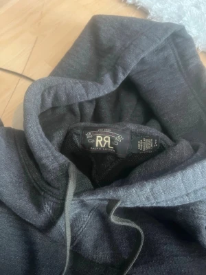 Unik Ralph lauren RRL hoodie  - Unik hoodie Hej jag säljer denna  Rrl hoodien Såklart äkta. Fråga om bilder så skickas det. Skickad såklart i original box nypris pris 3,199 kr