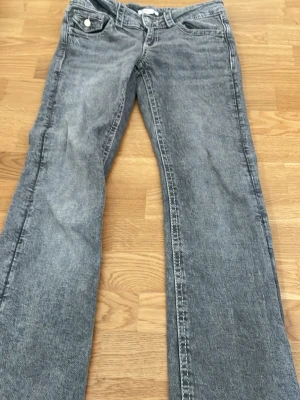 Grå bootcut jeans - Grå botcut jeans! Midwaist från Gina