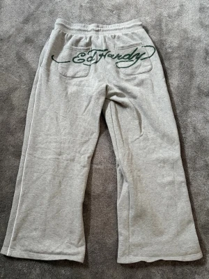 Grå mjukisbyxor från Ed Hardy - Gråa slutsålda mjukisbyxor från Ed Hardy i fint skick, sparsamt använda. I storlek M men har resår i midjan så passar S lika bra. 💞