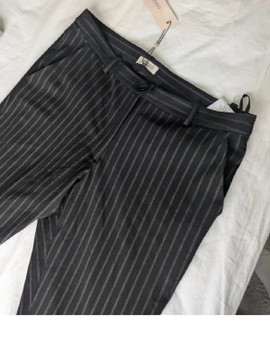 Kostymbyxor  - Superfina randiga byxor med prislapp på, stl 42 