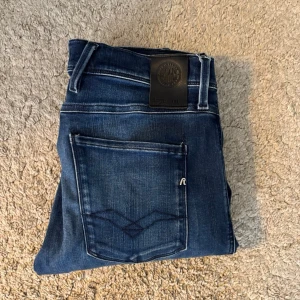 Replay Ambas - Tja! Säljer ett par Replay ambas i storleken (32/32)-skick 8/10. Vid minsta lilla fundering hör av er!