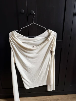 Nelly tröja  - Lite likt Intimissimi tröjorna i materialet , (nopprig) men inget större fel på tröjan 