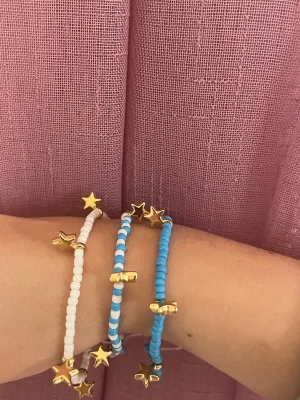 3pack blå/vita armband🩵 - Säljer detta 3pack blå/vita armband med guldiga stjärnor (finns även likadant fast med silverstjärnor)🩵 30kr! ❣️