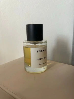 ESSNCE Sugar Kiss Eau de Parfum - Säljer Sugar Kiss från ESSNCE. Då den doften inte passar mig längre. 
