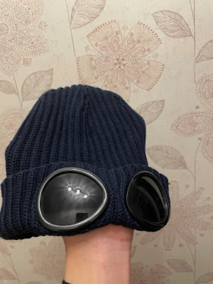 CP Company mössa - CP Company mössa. Den har enstaka trådar som sticker ut litegrann (se bild 2) men är annars i bra skick. 